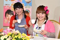 新番組「砂羽と可奈子があの街の美味しいギャップ大発見！ だけど食堂」でMCを務める鈴木砂羽（左）と柳原可奈子（右）。