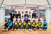 フォトセッションに応じる志村（後列右から3人目）ら。山崎まさや（後列右端）も出席している。