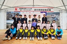 フォトセッションに応じる志村（後列右から3人目）ら。山崎まさや（後列右端）も出席している。