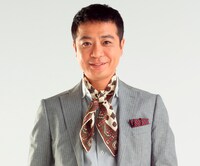 「双方向クイズ　天下統一」（NHK総合）MCの中山秀征。