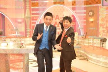 新番組「世界の日本人妻は見た！」の司会を務める爆笑問題。