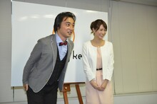 馬の真似をするジャングルポケット斉藤（左）。