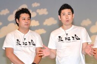 トミドコロ（左）と、マギー審司（右）。