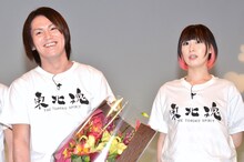 狩野英孝（左）と、鳥居みゆき（右）。