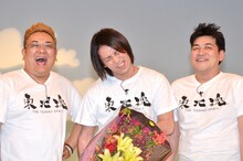 写真撮影の際、記者からのリクエストで急性虫垂炎の痛さを表現する狩野英孝（中央）と、サンドウィッチマン。