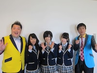 新番組「目指せ100万円!! BLACK$MILLION」（テレビ東京）のMCブラックマヨネーズとアシスタントのNMB48（写真は小谷里歩、山本彩、小笠原茉由）。