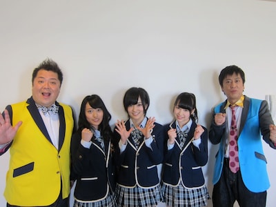 新番組「目指せ100万円!! BLACK$MILLION」（テレビ東京）のMCブラックマヨネーズとアシスタントのNMB48（写真は小谷里歩、山本彩、小笠原茉由）。