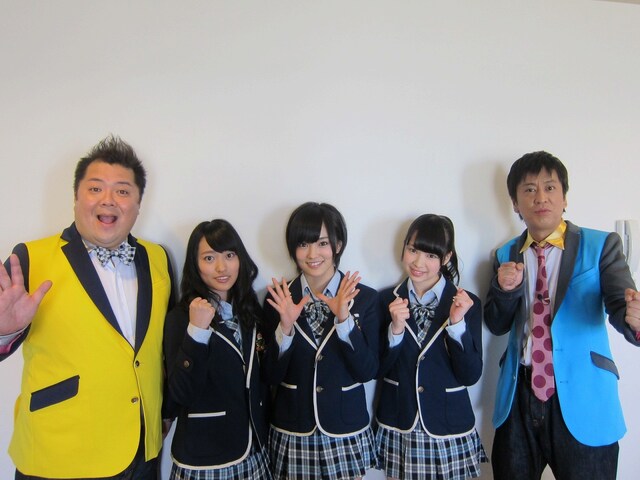 新番組「目指せ100万円!! BLACK$MILLION」（テレビ東京）のMCブラックマヨネーズとアシスタントのNMB48（写真は小谷里歩、山本彩、小笠原茉由）。