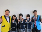 新番組「目指せ100万円!! BLACK$MILLION」(テレビ東京)のMCブラックマヨネーズとアシスタントのNMB48(写真は小谷里歩、山本彩、小笠原茉由)。