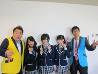 新番組「目指せ100万円!! BLACK$MILLION」（テレビ東京）のMCブラックマヨネーズとアシスタントのNMB48（写真は小谷里歩、山本彩、小笠原茉由）。