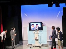 通販番組風にアイマスクを紹介するなすなかにしの演技に会場は爆笑。