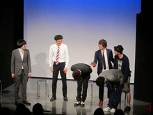 東京・松竹芸能 新宿角座で開催されているなすなかにし、ヒカリゴケ、座敷ボウラーのライブ「ダメもとユニットライブ　モノはタメしに」。写真はヒカリゴケ国沢の下ネタに、なすなかにしが深々と頭を下げている場面。