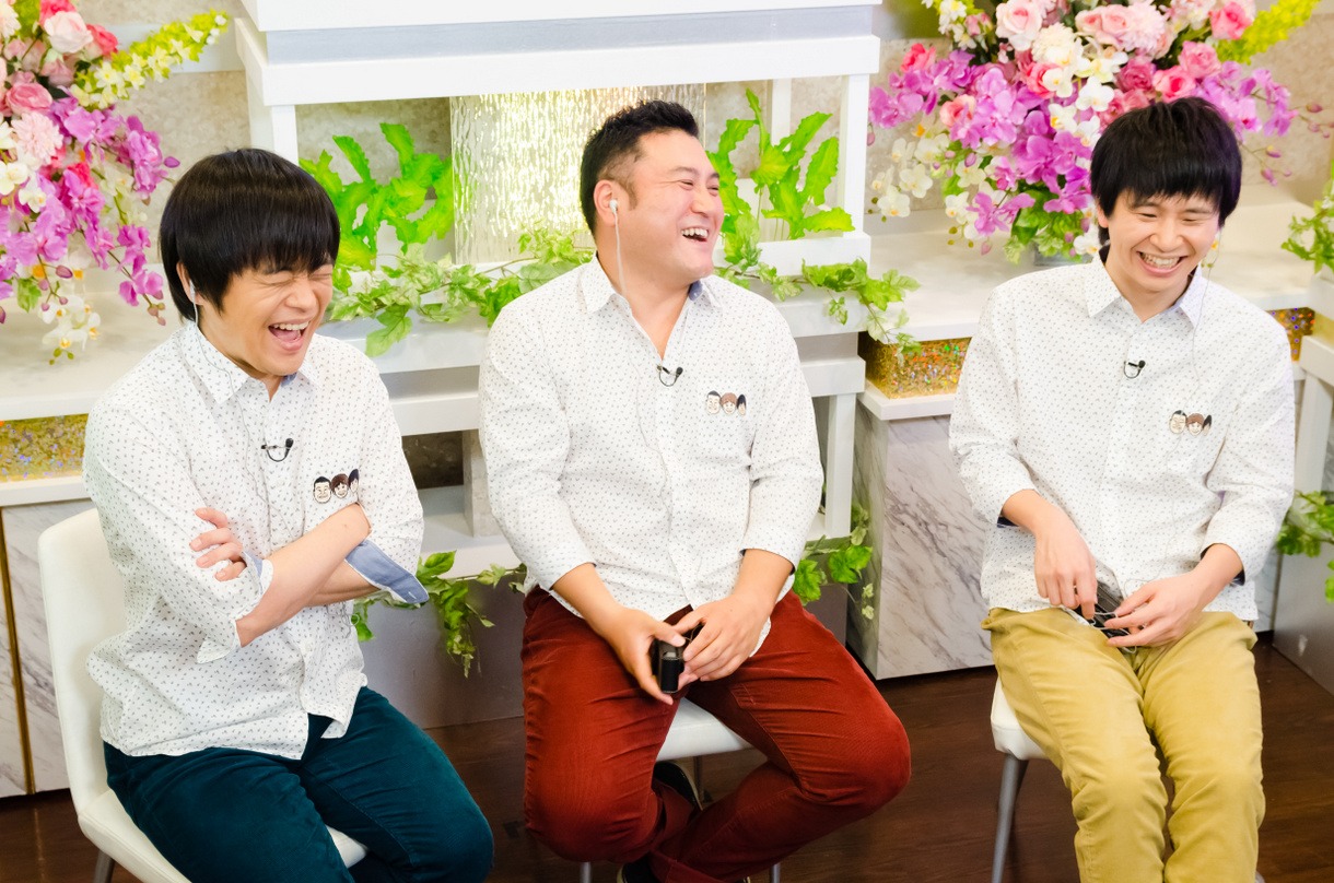 「日曜×芸人」の（左から）バカリズム、アンタッチャブル山崎、オードリー若林。写真は「撮りおろし（秘）DVD」収録中の様子。