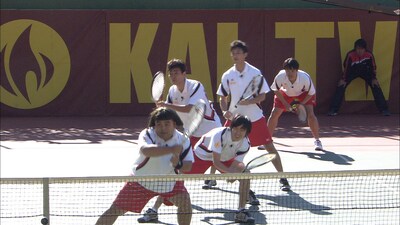 「炎の体育会TV豪華版～世界のメッシ×錦織圭No.1アスリート襲来SP～」で、テニスの錦織圭に挑戦する響・長友（手前）ら。(c)TBS