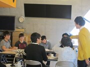 リーダーをイジる隙を見逃さない後輩たち。