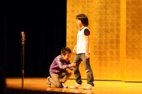 「平成25年 漫才新人大賞」予選会でネタを披露するはるとかんた。