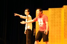 「平成25年 漫才新人大賞」予選会でネタを披露するモグライダー。