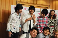 「芸人の妻たち」発売記念撮影会に登場した太田プロ芸人たち。