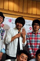 指輪を見せるトップリード新妻（写真中央）。