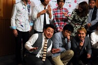 「芸人の妻たち」発売記念撮影会に登場した太田プロ芸人たち。