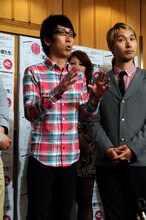 ダーリンハニー吉川（左）とマシンガンズ滝沢（右）