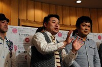 本の感想を語るゆうぞう（写真中央）。