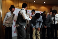 ゆうぞうは「お疲れちゃ～ん」に対して「お疲れ様です」と返されてしまう。