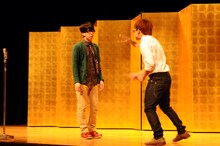 「平成25年 漫才新人大賞」予選会でネタを披露するオンリー2。