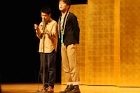 「平成25年 漫才新人大賞」予選会でネタを披露するオレンジサンセット。