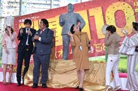 石像の除幕が行われた瞬間。