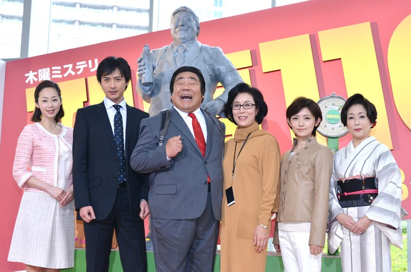連続ドラマ「木曜ミステリー 刑事110キロ」の制作発表記者会見に出席した主演のホンジャマカ石塚（左から3人目）らキャスト陣。