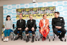 会見に登場した（左から）未知やすえ、が～まるちょば、池乃めだか、烏川耕一。