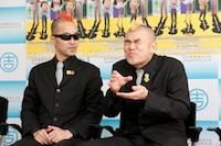 即興でパントマイムを披露するHIRO-PON（左）。