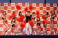 カンニング竹山（中央）と、モデルガールズ。