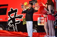 キッチンカーの除幕を終えたカンニング竹山（中央）。