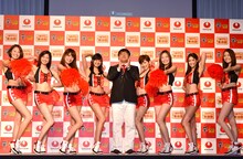 カンニング竹山（中央）と、モデルガールズ。