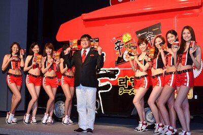 辛ラーメンのPRイベント「辛ラーメン応援団『うまからっ部』発足式」に登場したカンニング竹山（中央）と、モデルガールズ。