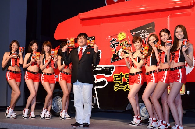 辛ラーメンのPRイベント「辛ラーメン応援団『うまからっ部』発足式」に登場したカンニング竹山（中央）と、モデルガールズ。