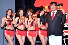 カンニング竹山（手前）と、モデルガールズ。