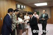 経済産業省・茂木敏充大臣と名刺交換する出演者たち。