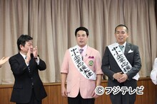 経済産業省・茂木敏充大臣（左）と、中小企業応援大使に任命されたタカアンドトシの2人。