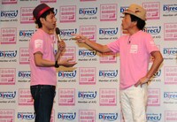 「この本を読んで泣かないなんておかしい」と寛平に詰め寄られるタケト（左）。