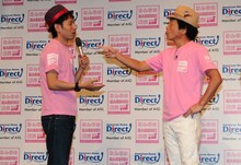 「この本を読んで泣かないなんておかしい」と寛平に詰め寄られるタケト（左）。