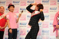 「やっちんちん」というフレーズでポーズを決める楽しんご（右）。