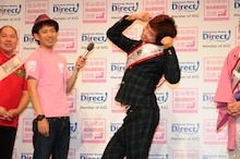 「やっちんちん」というフレーズでポーズを決める楽しんご（右）。