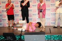 ギャグを披露する寛平。