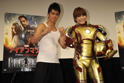 映画「アイアンマン3」の公開記念イベントに登場した武井壮（左）と、はるな愛（右）。