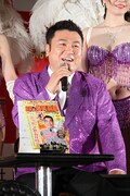 イベントに登場した宣伝部長のアンタッチャブル山崎。(c)講談社