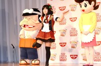 「フライングゲット！」の決めポーズを作るキンタロー。（中央）。