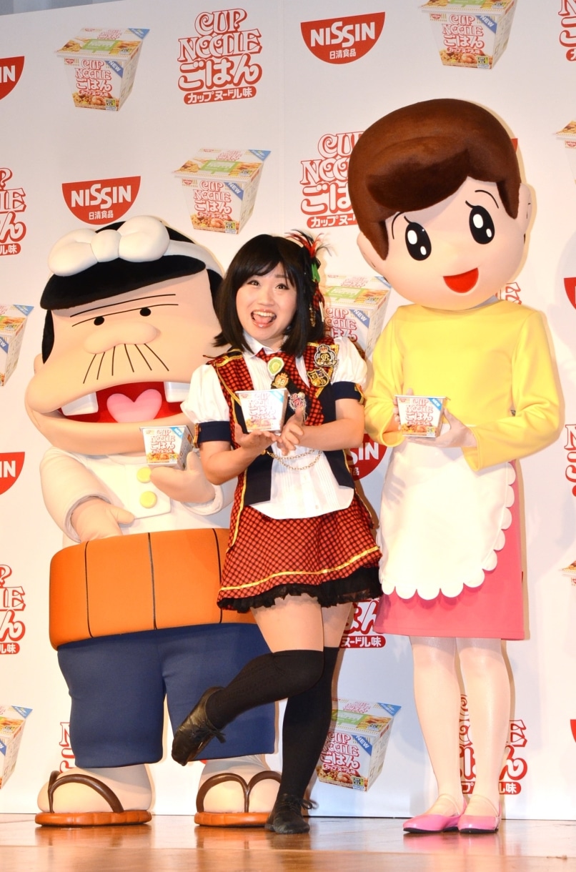 「日清のごはんシリーズ『日清カップヌードルごはん』新CM発表会」に登壇したキンタロー。（中央）。新CMに登場する「天才バカボン」のパパとママに挟まれ「今日の私、めっちゃ小顔！」とおどけていた。